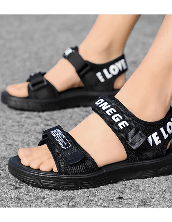 A Pair of New Wear-Resistant Casual Shoes, Fashionable and Versatile Sandals, Thick-Soled Beach Shoes